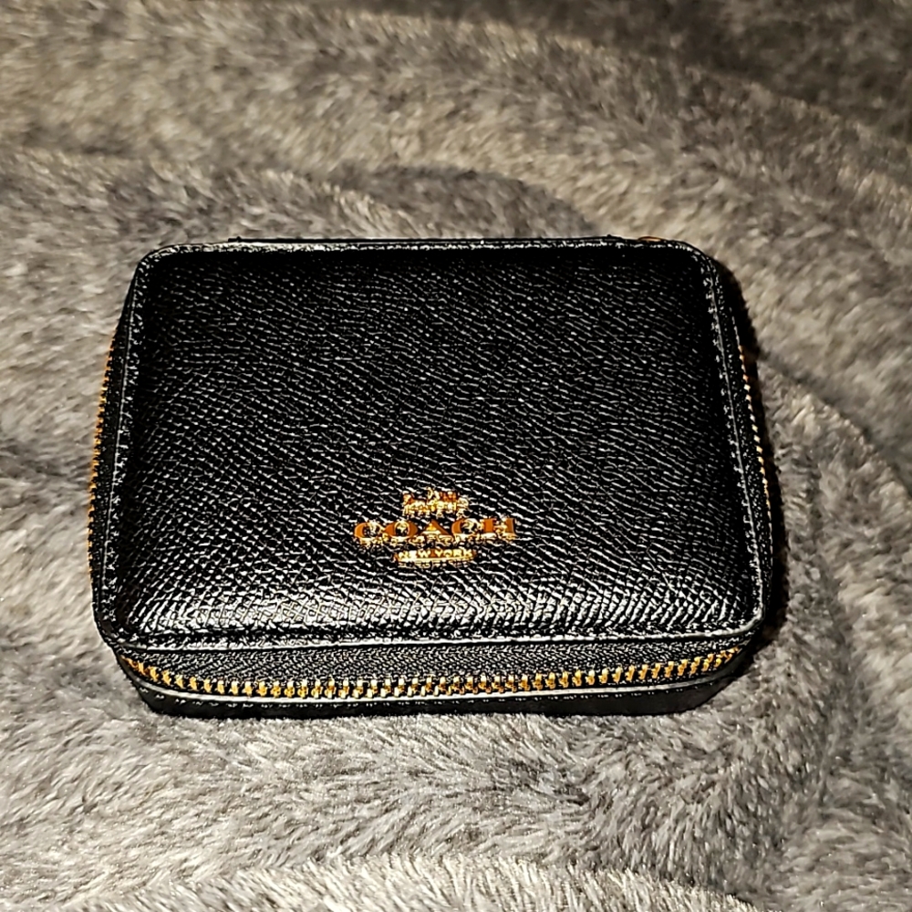 Small tech/jewelry case or whatever you to put in it. Gen. Cross grain leather.